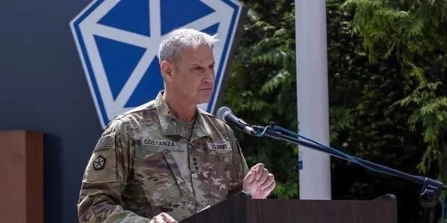 General-locotenent Charles Costanza în uniformă militară, simbolizând demitere general SUA și impactul asupra sprijin Ucraina și prezență militară Polonia. | sursa foto: Adevarul General-locotenent Charles Costanza în uniformă militară, simbolizând demitere general SUA și impactul asupra sprijin Ucraina și prezență militară Polonia. | sursa foto: Adevarul