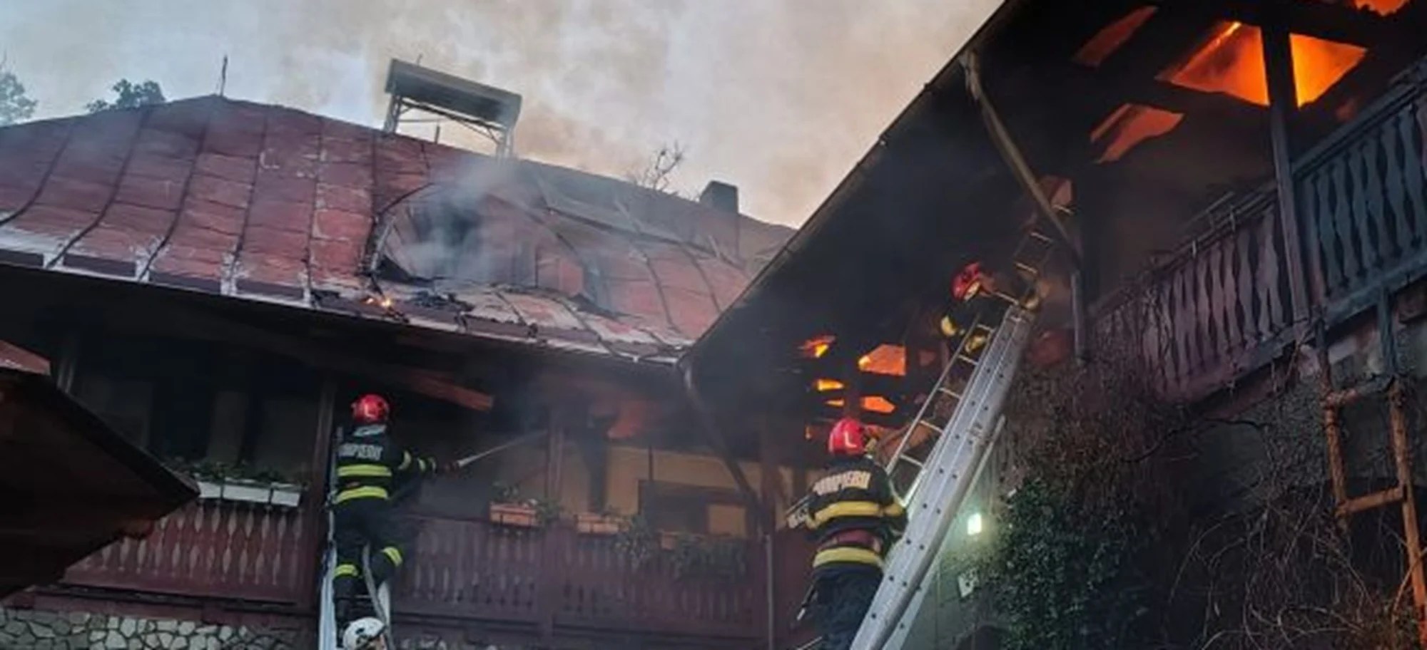 Pompieri în intervenție la incendiul Mănăstirea Bisericani, cu flăcări puternice și o persoană carbonizată găsită în clădirea afectată. | sursa foto: Click Pompieri în intervenție la incendiul Mănăstirea Bisericani, cu flăcări puternice și o persoană carbonizată găsită în clădirea afectată. | sursa foto: Click