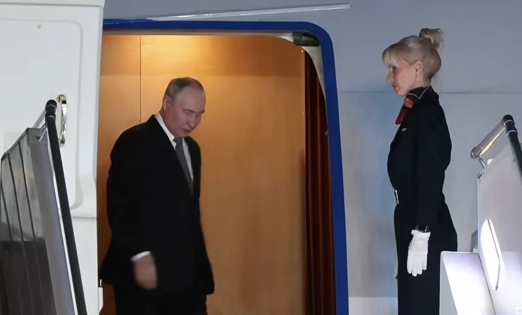 Președintele Vladimir Putin discutând cu premierul Narendra Modi și președintele iranian Masoud Pezeshkian la summit BRICS Delhi despre conflictul din Orientul Mijlociu și relațiile India-Rusia. | sursa foto: Adevarul Președintele Vladimir Putin discutând cu premierul Narendra Modi și președintele iranian Masoud Pezeshkian la summit BRICS Delhi despre conflictul din Orientul Mijlociu și relațiile India-Rusia. | sursa foto: Adevarul