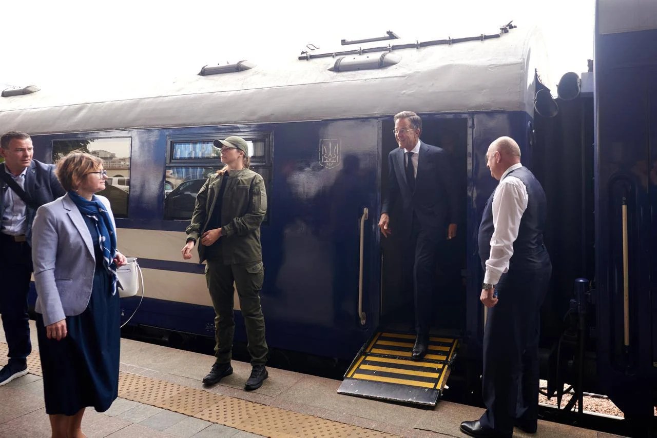 Secretarul general NATO Mark Rutte în vizită la Kiev, discutând cu oficiali ucraineni despre apărarea antiaeriană în contextul atacurilor rusești. | sursa foto: Adevarul Secretarul general NATO Mark Rutte în vizită la Kiev, discutând cu oficiali ucraineni despre apărarea antiaeriană în contextul atacurilor rusești. | sursa foto: Adevarul