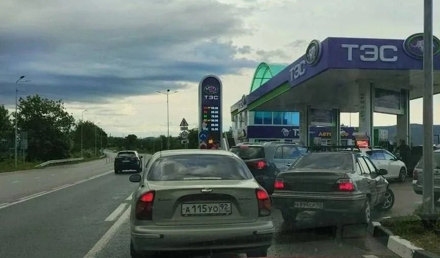 Depozit de carburanți din Crimeea cu tancuri și conducte, afectat de atacuri ucrainene asupra infrastructurii și rafinăriilor petrol rusești. | sursa foto: Adevarul Depozit de carburanți din Crimeea cu tancuri și conducte, afectat de atacuri ucrainene asupra infrastructurii și rafinăriilor petrol rusești. | sursa foto: Adevarul