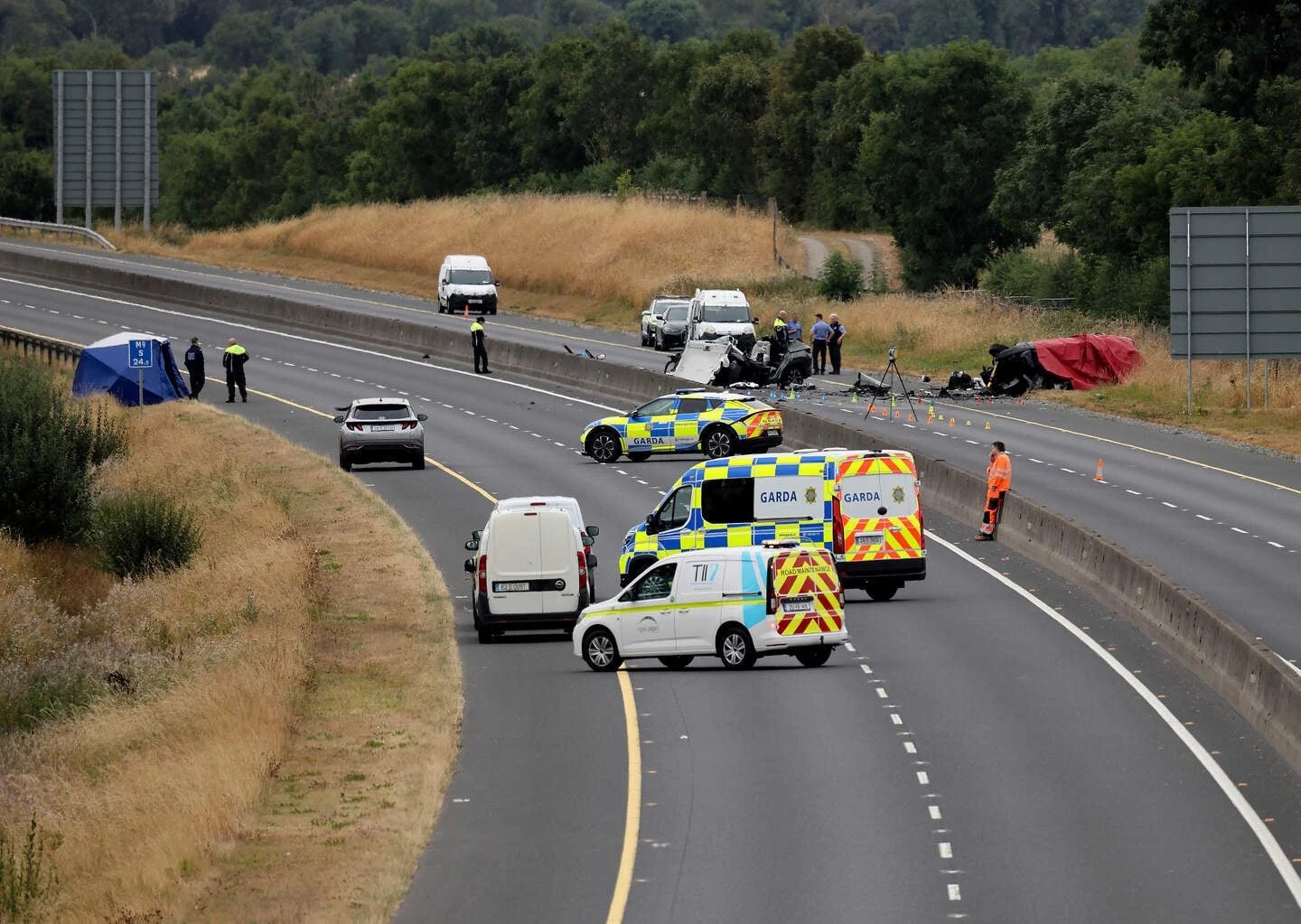 Autoturisme avariate grav pe autostrada M9 din Irlanda după accident cu contrasens soldat cu cinci adolescenți morți. | sursa foto: Adevarul Autoturisme avariate grav pe autostrada M9 din Irlanda după accident cu contrasens soldat cu cinci adolescenți morți. | sursa foto: Adevarul