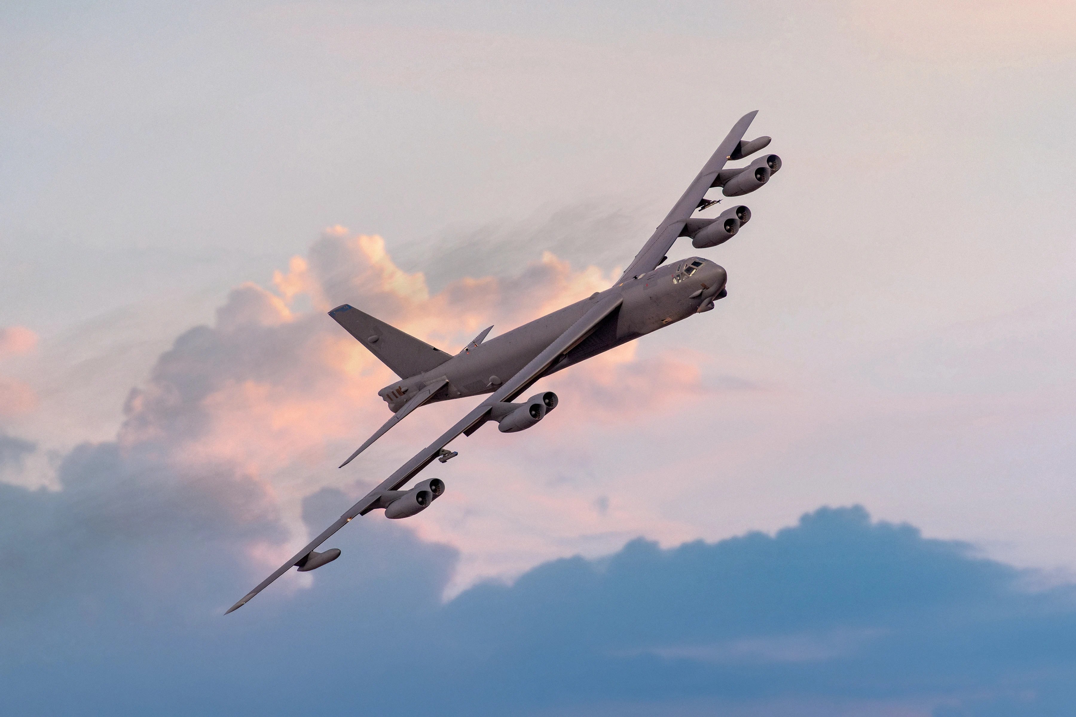 Harta Europei cu România evidențiată, simboluri militare indicând arme nucleare americane și săgeți care sugerează amenințări Rusia pentru securitate România. | sursa foto: Adevarul Harta Europei cu România evidențiată, simboluri militare indicând arme nucleare americane și săgeți care sugerează amenințări Rusia pentru securitate România. | sursa foto: Adevarul