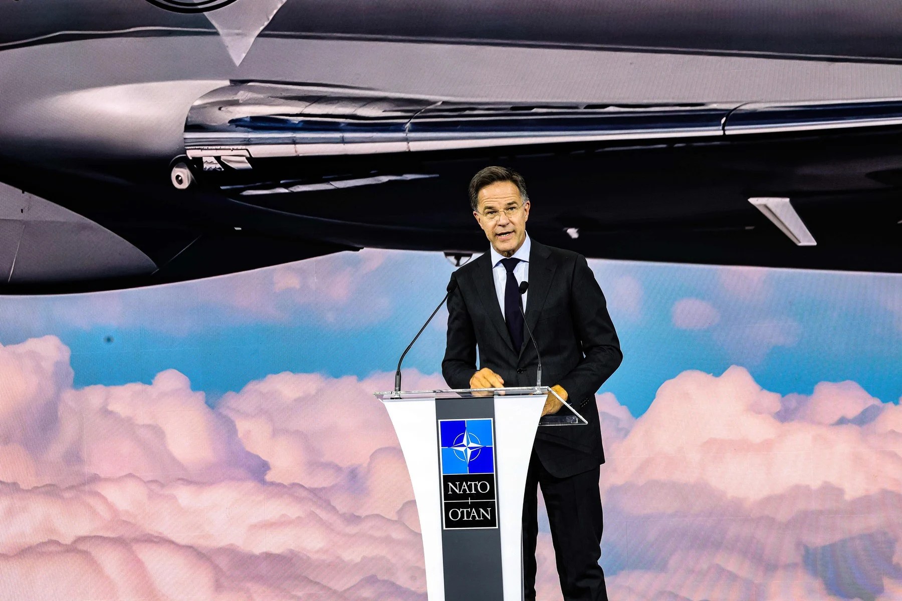 Mark Rutte vorbind la conferință despre NATO securitate Europa și cheltuieli apărare Marea Britanie în contextul amenințării Rusiei. | sursa foto: Adevarul Mark Rutte vorbind la conferință despre NATO securitate Europa și cheltuieli apărare Marea Britanie în contextul amenințării Rusiei. | sursa foto: Adevarul