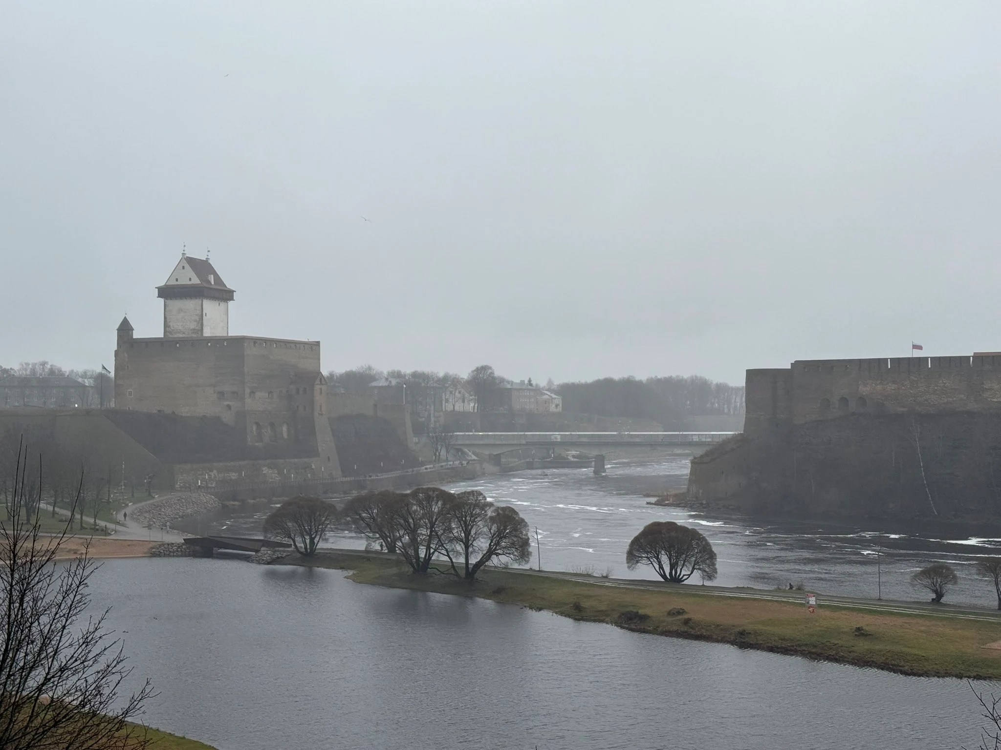Harta strategică a regiunii Narva Estonia, evidențiind granița cu Rusia și posibilele rute pentru invadare NATO planificate de Vladimir Putin. | sursa foto: Adevarul Harta strategică a regiunii Narva Estonia, evidențiind granița cu Rusia și posibilele rute pentru invadare NATO planificate de Vladimir Putin. | sursa foto: Adevarul