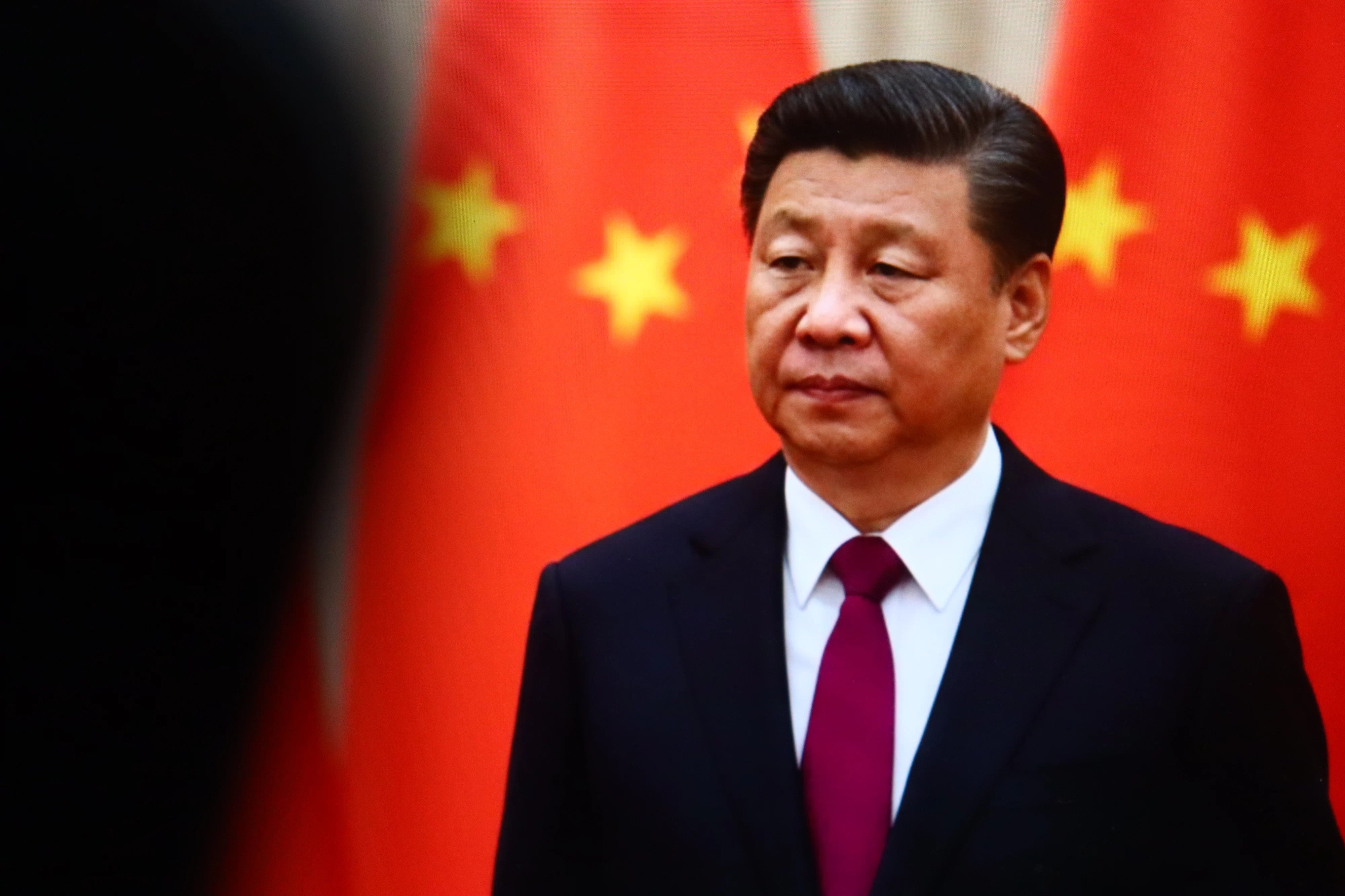 Xi Jinping în discurs oficial, cu harta Chinei și regiunea Asia-Pacific în fundal, simbolizând tensiuni și politici față de minorități etnice China. | sursa foto: Adevarul Xi Jinping în discurs oficial, cu harta Chinei și regiunea Asia-Pacific în fundal, simbolizând tensiuni și politici față de minorități etnice China. | sursa foto: Adevarul