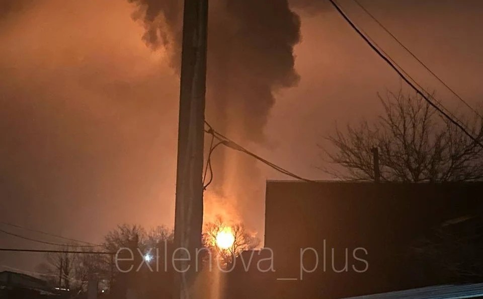 Incendiu puternic la rafinăria Krasnodar după atac cu drone Rusia, cu pompieri intervenind și aeroporturi închise în zonă din cauza ameninței aeriene. | sursa foto: Adevarul Incendiu puternic la rafinăria Krasnodar după atac cu drone Rusia, cu pompieri intervenind și aeroporturi închise în zonă din cauza ameninței aeriene. | sursa foto: Adevarul