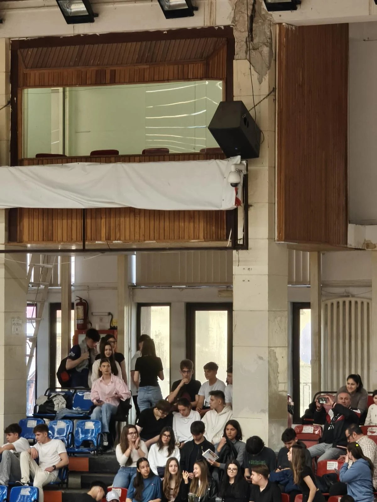 Subsol inundat cu apă și tencuială căzută pe pereții crăpați ai Sălii Sporturilor Constanța, risc major pentru siguranța publică. | sursa foto: Adevarul Subsol inundat cu apă și tencuială căzută pe pereții crăpați ai Sălii Sporturilor Constanța, risc major pentru siguranța publică. | sursa foto: Adevarul