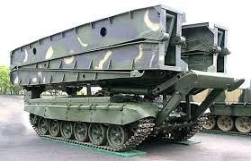 Tanc-ponton rus cu punte metalică frontală traversând râul Kazennîi Toreț în ofensiva Kramatorsk, facilitând trecerea vehiculelor blindate. | sursa foto: Adevarul Tanc-ponton rus cu punte metalică frontală traversând râul Kazennîi Toreț în ofensiva Kramatorsk, facilitând trecerea vehiculelor blindate. | sursa foto: Adevarul