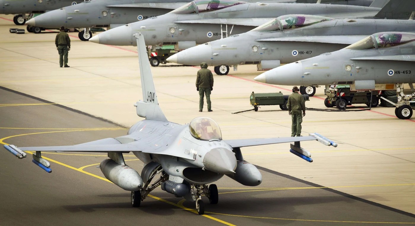 Avioane de vânătoare F-15E și F-16 în zbor deasupra Europei, ilustrând reducere aeronave NATO Europa pentru operațiuni militare NATO | sursa foto: Adevarul Avioane de vânătoare F-15E și F-16 în zbor deasupra Europei, ilustrând reducere aeronave NATO Europa pentru operațiuni militare NATO | sursa foto: Adevarul