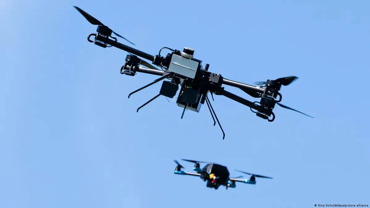Sistem mobil de detectare și neutralizare a dronelor instalat pe aeroportul Frankfurt pentru apărarea împotriva dronelor și securitate aeroporturi conform legislației drone Germania. | sursa foto: Adevarul Sistem mobil de detectare și neutralizare a dronelor instalat pe aeroportul Frankfurt pentru apărarea împotriva dronelor și securitate aeroporturi conform legislației drone Germania. | sursa foto: Adevarul