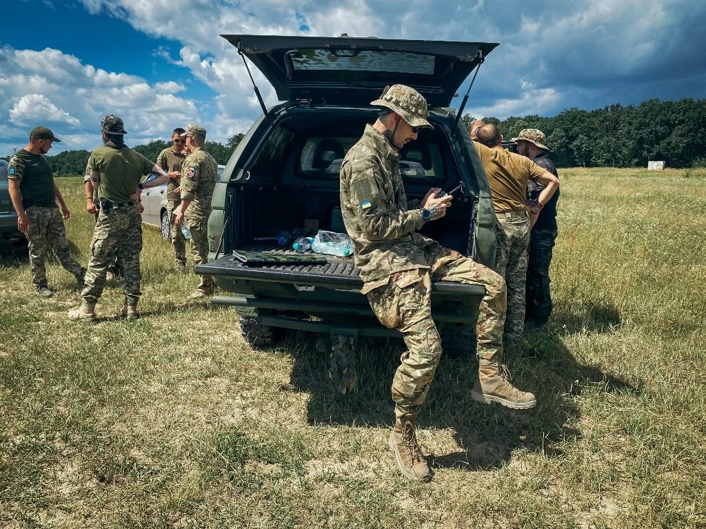 Centre de comandă subterane și vehicule blindate mobile pentru operarea dronelor în război drone Ucraina, evidențiind mobilitatea drone și protecția unităților. | sursa foto: Adevarul Centre de comandă subterane și vehicule blindate mobile pentru operarea dronelor în război drone Ucraina, evidențiind mobilitatea drone și protecția unităților. | sursa foto: Adevarul