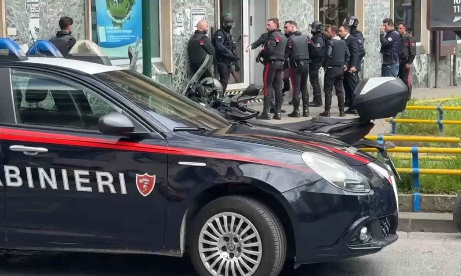 Carabinieri în echipament tactic înconjoară sucursala Credit Agricole din Napoli în timpul jafului armat cu luare ostatici. | sursa foto: Adevarul Carabinieri în echipament tactic înconjoară sucursala Credit Agricole din Napoli în timpul jafului armat cu luare ostatici. | sursa foto: Adevarul