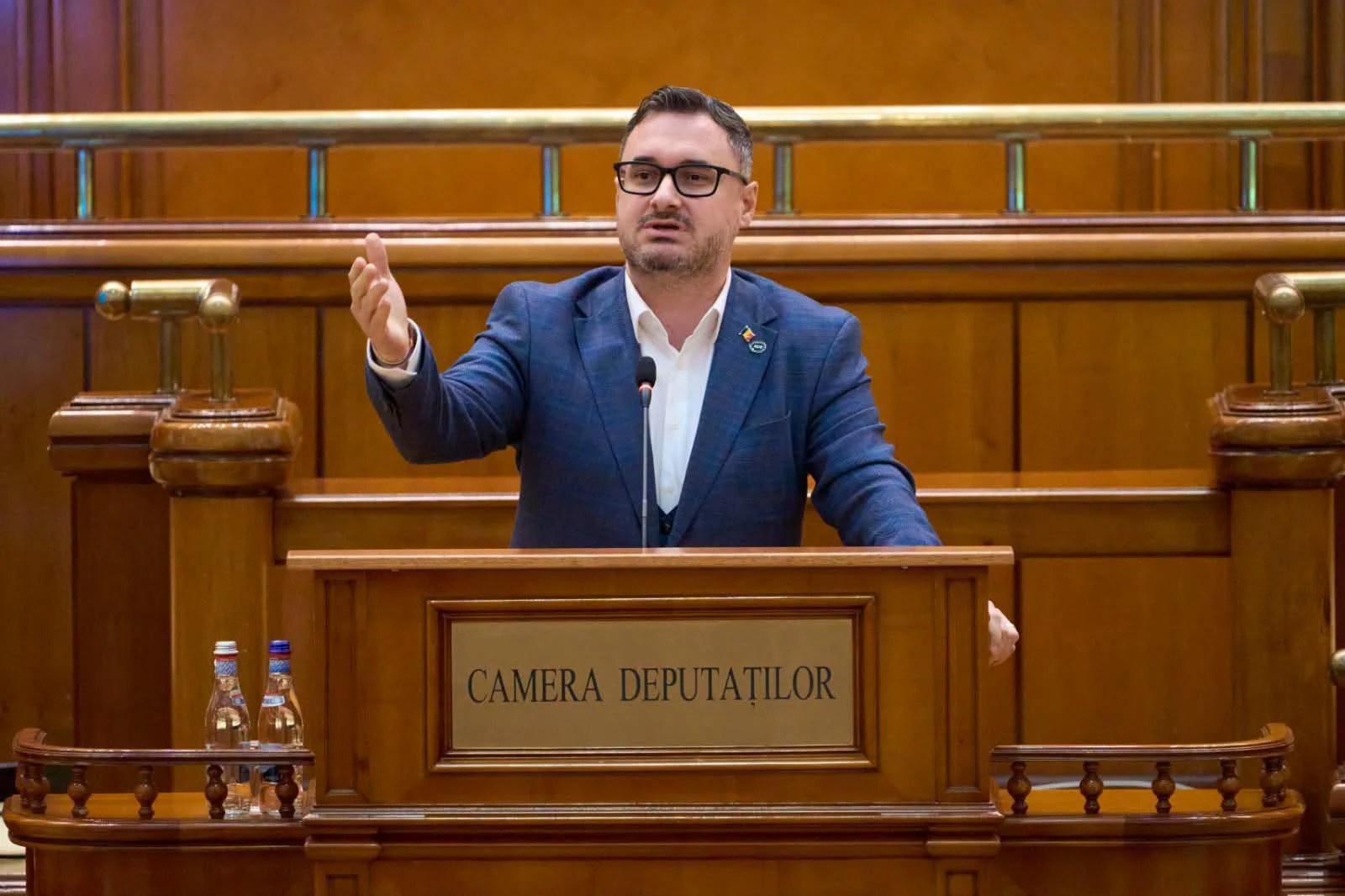 Deputați UDMR și AUR în plenul Camerei, la dezbaterea despre limba minorităților și drepturile lingvistice | sursa foto: Adevarul Deputați UDMR și AUR în plenul Camerei, la dezbaterea despre limba minorităților și drepturile lingvistice | sursa foto: Adevarul