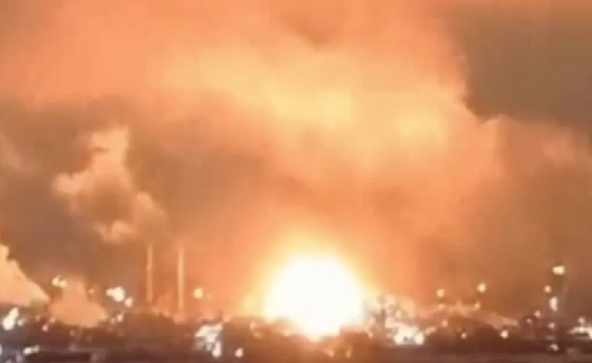 Explozie puternică în Sevastopol în urma atacului Crimeea cu rachete Storm Shadow și drone militare asupra obiectivelor prorușe | sursa foto: Adevarul Explozie puternică în Sevastopol în urma atacului Crimeea cu rachete Storm Shadow și drone militare asupra obiectivelor prorușe | sursa foto: Adevarul