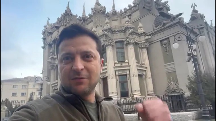 Volodîmîr Zelenski vorbind la un discurs oficial în fața drapelului Ucrainei, în contextul războiului Ucraina și scandalului corupție. | sursa foto: Adevarul Volodîmîr Zelenski vorbind la un discurs oficial în fața drapelului Ucrainei, în contextul războiului Ucraina și scandalului corupție. | sursa foto: Adevarul