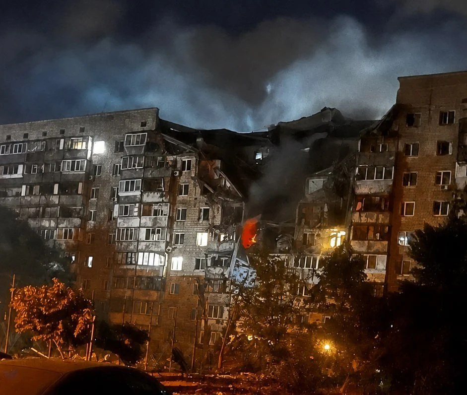 Blocuri de locuințe distruse în Kiev după atac rusesc cu rachete balistice, înainte de summitul NATO de la Ankara, cu echipe de salvare la fața locului | sursa foto: Adevarul Blocuri de locuințe distruse în Kiev după atac rusesc cu rachete balistice, înainte de summitul NATO de la Ankara, cu echipe de salvare la fața locului | sursa foto: Adevarul