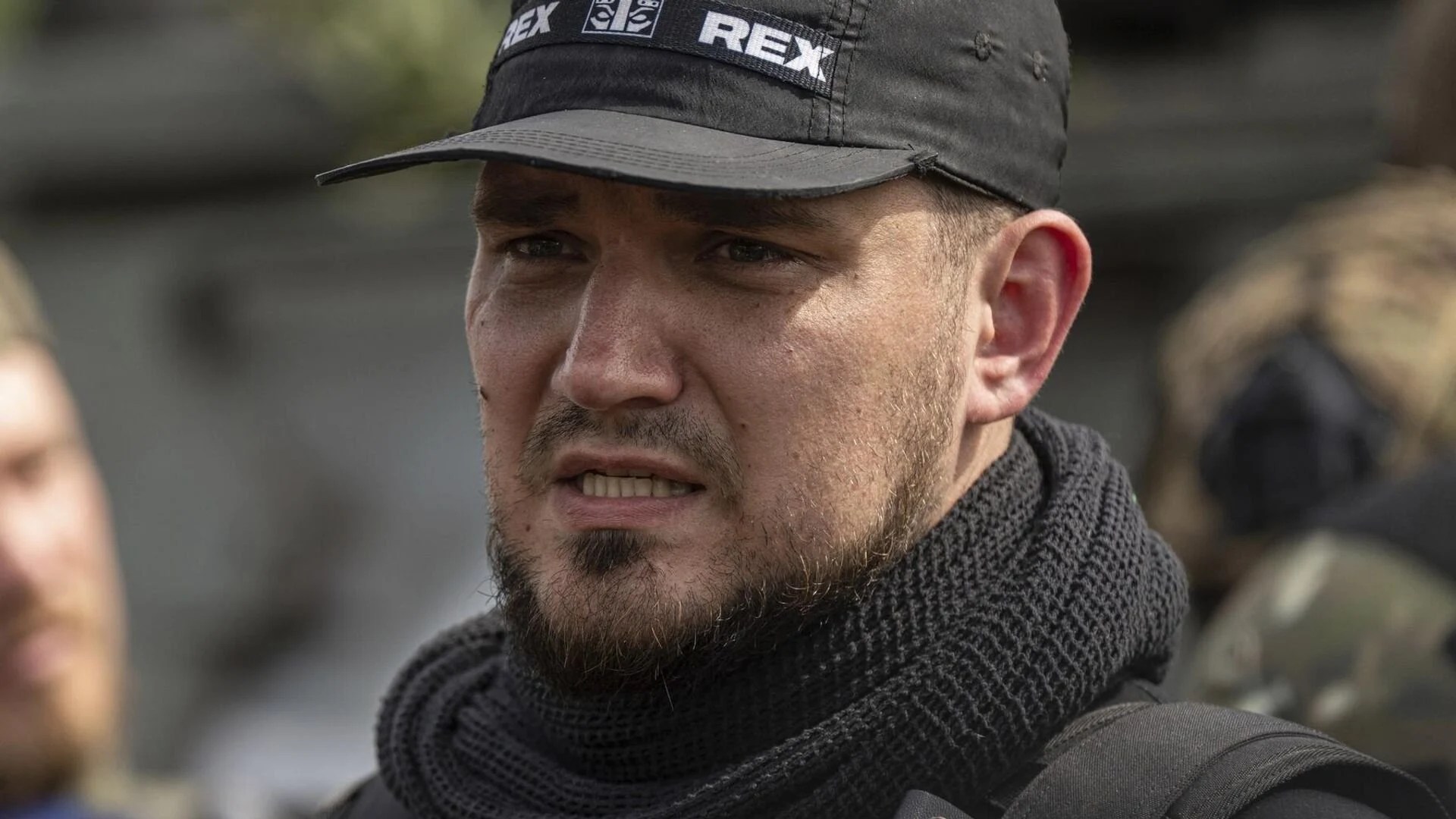 Denis Kapustin în uniformă militară, lider al Corpului Voluntarilor Ruși, în timpul conflictului Ucraina-Rusia în Zaporojie. | sursa foto: Adevarul Denis Kapustin în uniformă militară, lider al Corpului Voluntarilor Ruși, în timpul conflictului Ucraina-Rusia în Zaporojie. | sursa foto: Adevarul