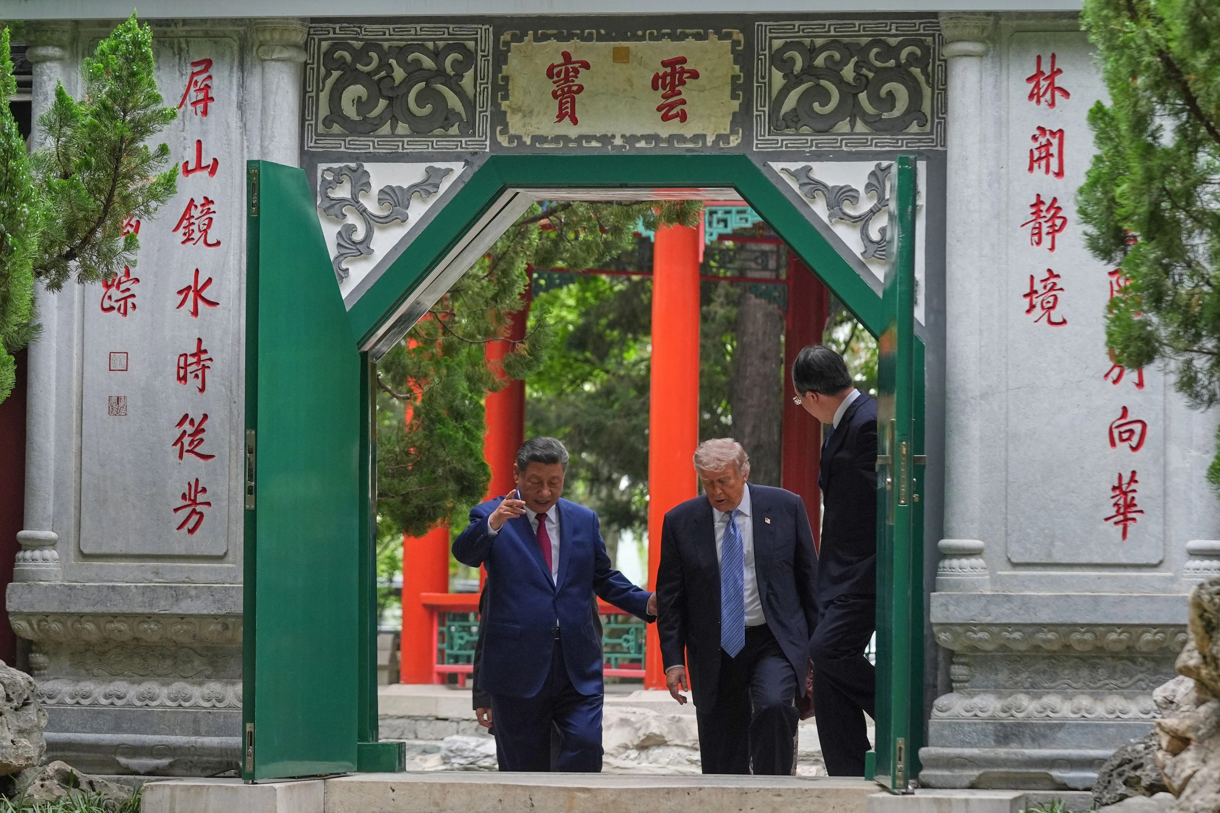 Președintele Trump și liderul chinez Xi Jinping discutând în complexul Zhongnanhai despre relații comerciale SUA-China și conflictul Iran. | sursa foto: Adevarul Președintele Trump și liderul chinez Xi Jinping discutând în complexul Zhongnanhai despre relații comerciale SUA-China și conflictul Iran. | sursa foto: Adevarul