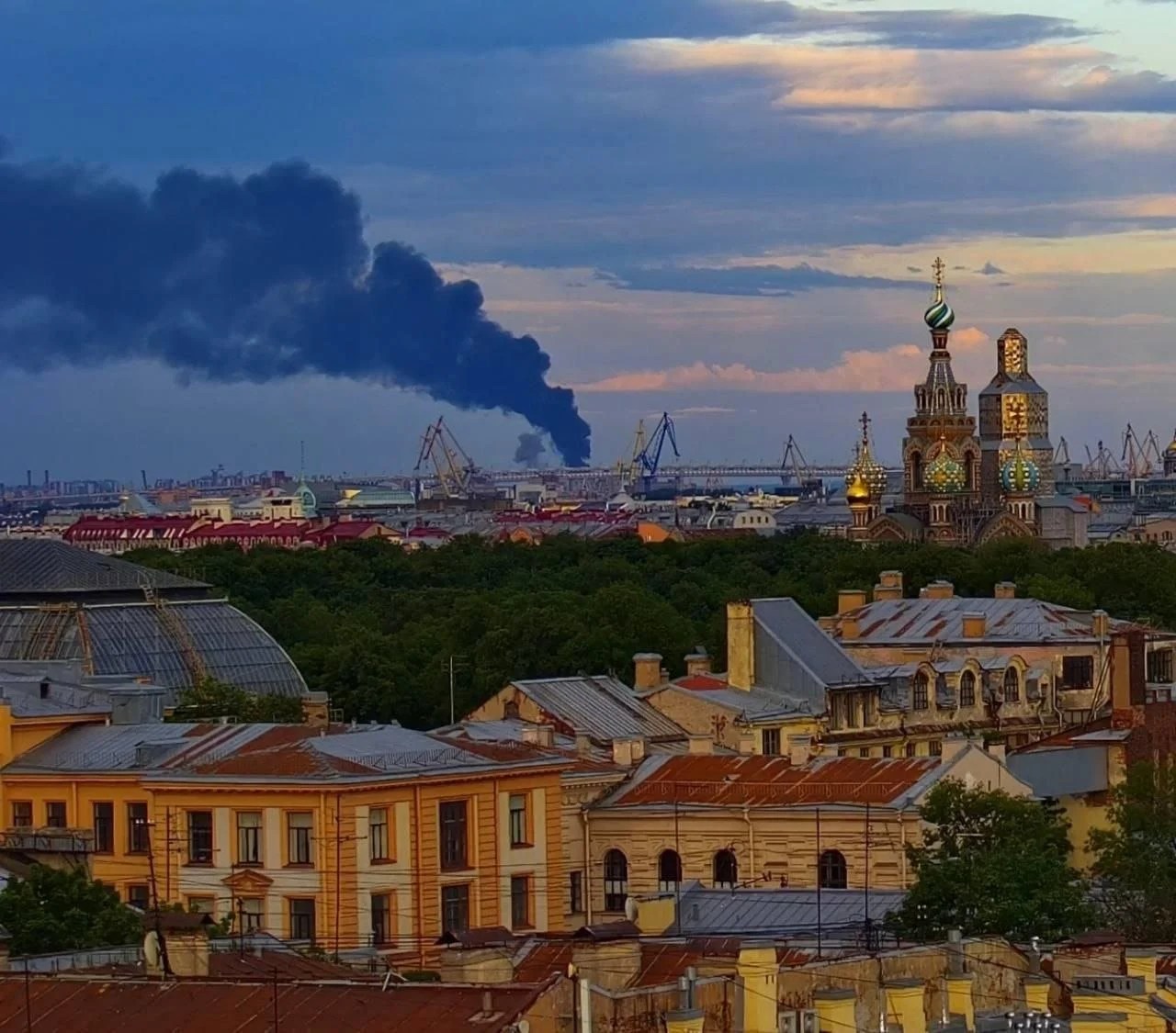 Terminal petrolier din Sankt Petersburg cu flăcări și fum negru după atacul cu drone ucrainene, în apropierea forumului economic Sankt Petersburg. | sursa foto: Adevarul Terminal petrolier din Sankt Petersburg cu flăcări și fum negru după atacul cu drone ucrainene, în apropierea forumului economic Sankt Petersburg. | sursa foto: Adevarul