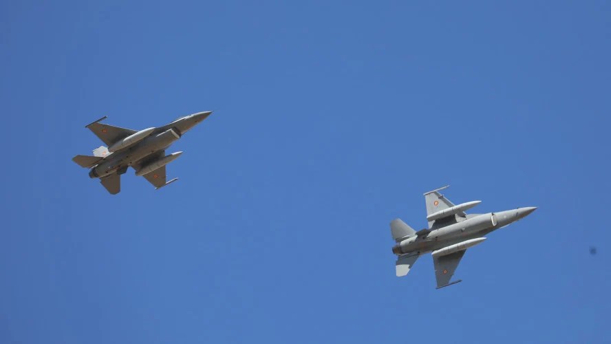 Două avioane F-16 România decolând noaptea pentru misiune de supraveghere după atac rusesc drone și alertă RO-Alert Tulcea activată | sursa foto: Adevarul Două avioane F-16 România decolând noaptea pentru misiune de supraveghere după atac rusesc drone și alertă RO-Alert Tulcea activată | sursa foto: Adevarul