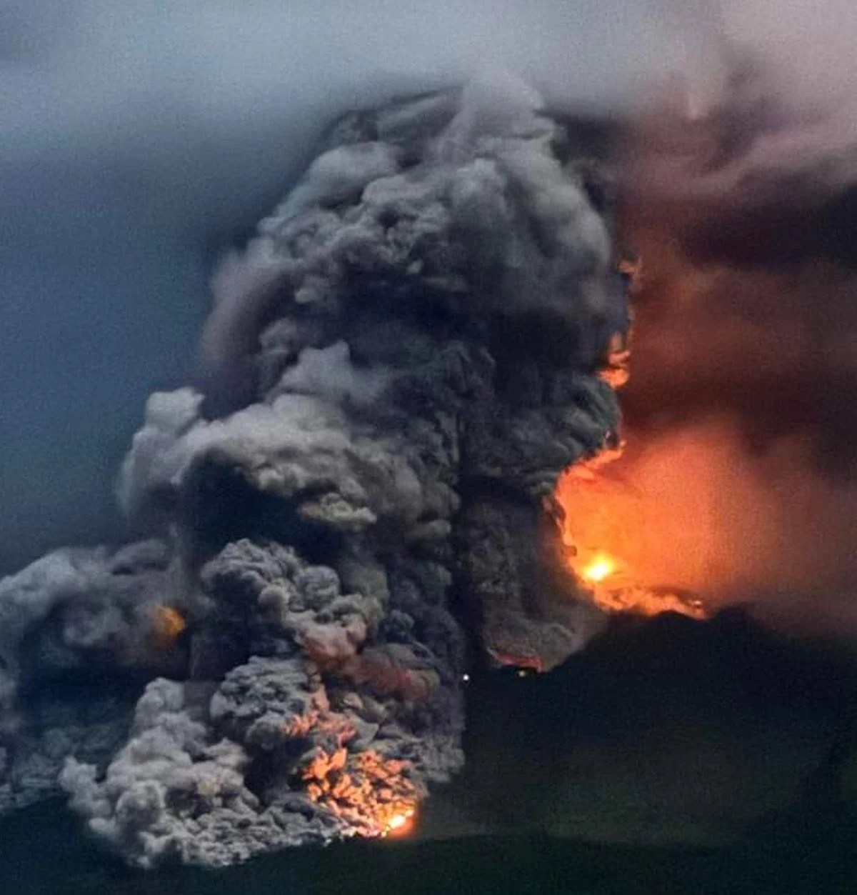 Harta detaliată a zonei Campi Flegrei cu marcaje pentru planul de evacuare și indicii ale activității seismice recente în regiune | sursa foto: Adevarul Harta detaliată a zonei Campi Flegrei cu marcaje pentru planul de evacuare și indicii ale activității seismice recente în regiune | sursa foto: Adevarul