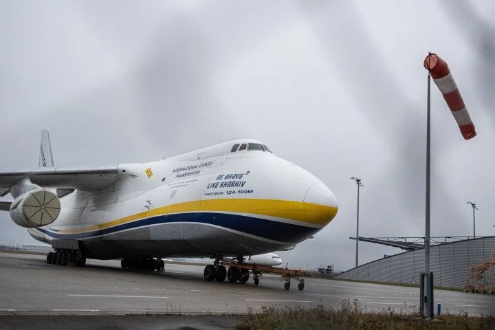 Dronă explozivi Germania găsită lângă avion cargo Antonov An-124 pe aeroportul Leipzig/Halle în contextul unui atac hibrid suspectat rus. | sursa foto: Adevarul Dronă explozivi Germania găsită lângă avion cargo Antonov An-124 pe aeroportul Leipzig/Halle în contextul unui atac hibrid suspectat rus. | sursa foto: Adevarul