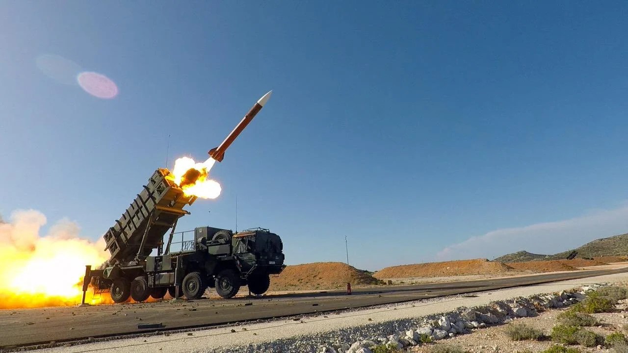 Sistem de apărare antiaeriană Patriot în poziție de lansare, evidențiind importanța producției rachete Patriot Ucraina și livrări sisteme apărare cu interceptoare PAC-3. | sursa foto: Adevarul Sistem de apărare antiaeriană Patriot în poziție de lansare, evidențiind importanța producției rachete Patriot Ucraina și livrări sisteme apărare cu interceptoare PAC-3. | sursa foto: Adevarul