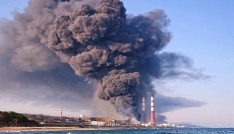 Terminal petrolier din Tuapse în flăcări după atacuri Ucraina rafinării rusești, evidențiind vulnerabilitatea infrastructurii petrolieră Rusia și apărare antiaeriană Rusia. | sursa foto: Adevarul Terminal petrolier din Tuapse în flăcări după atacuri Ucraina rafinării rusești, evidențiind vulnerabilitatea infrastructurii petrolieră Rusia și apărare antiaeriană Rusia. | sursa foto: Adevarul