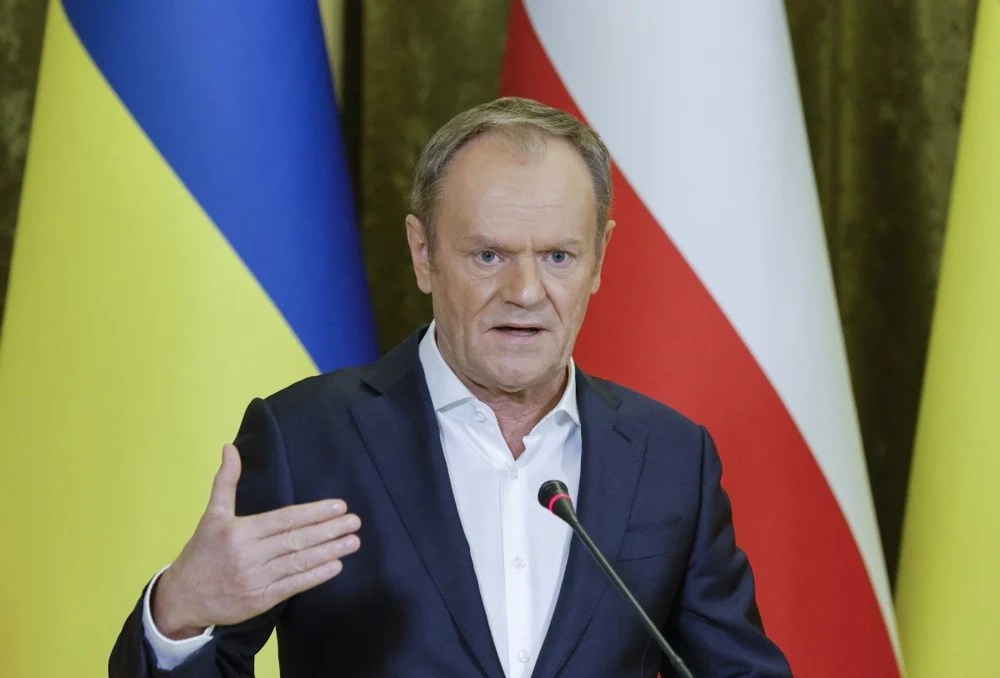 Donald Tusk vorbind la o conferință despre amenințări Rusia și necesitatea unei reacții ferme a NATO estic pentru securitatea regiunii. | sursa foto: Adevarul Donald Tusk vorbind la o conferință despre amenințări Rusia și necesitatea unei reacții ferme a NATO estic pentru securitatea regiunii. | sursa foto: Adevarul