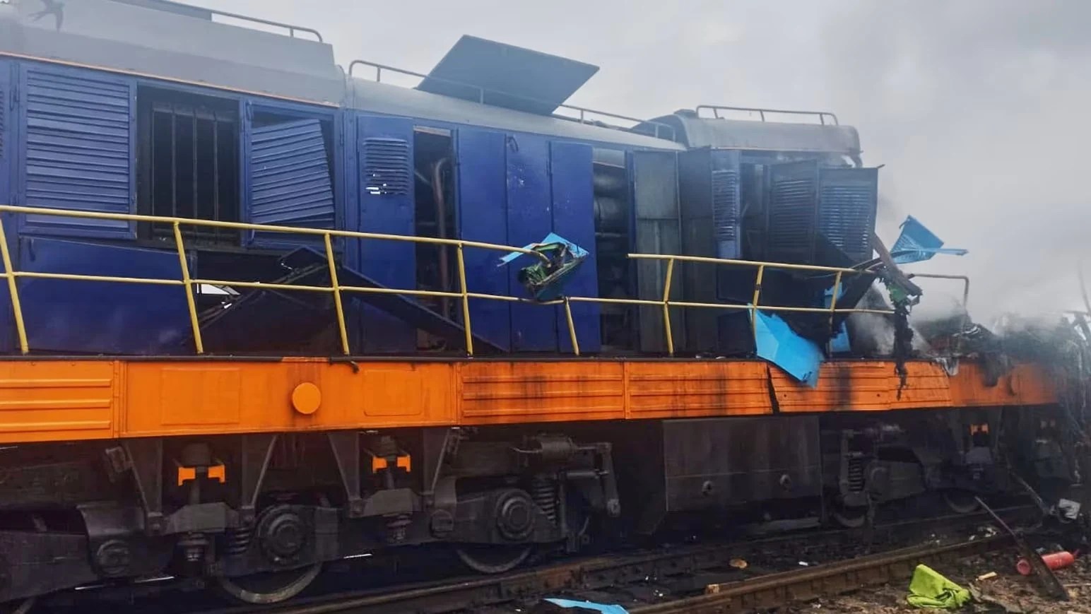 Tren de călători lovit de o dronă în gara Yagodyn din Ucraina, cu David Petraeus prezent lângă frontiera Poloniei în timpul atacului. | sursa foto: Adevarul Tren de călători lovit de o dronă în gara Yagodyn din Ucraina, cu David Petraeus prezent lângă frontiera Poloniei în timpul atacului. | sursa foto: Adevarul