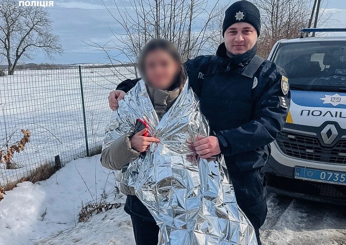 Fetiță de 13 ani înconjurată de polițiști în timpul anchetei pentru răpire copil Cernăuți și traume psihologice copil investigate de autorități. | sursa foto: Adevarul Fetiță de 13 ani înconjurată de polițiști în timpul anchetei pentru răpire copil Cernăuți și traume psihologice copil investigate de autorități. | sursa foto: Adevarul