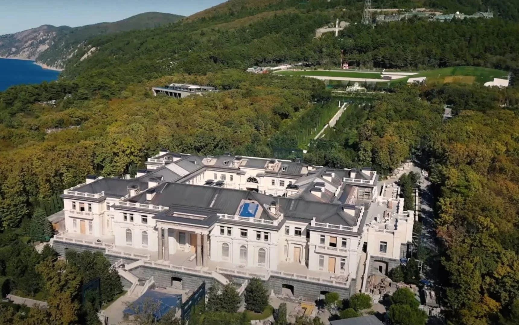 Coloane dense de fum negru deasupra portului Novorossiisk după atacuri drone Ucraina asupra sistemelor de apărare aeriană din zonă. | sursa foto: Adevarul Coloane dense de fum negru deasupra portului Novorossiisk după atacuri drone Ucraina asupra sistemelor de apărare aeriană din zonă. | sursa foto: Adevarul