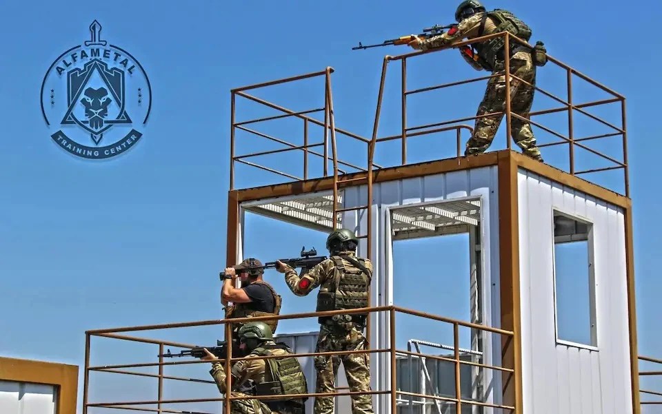Instructori militari occidentali supraveghează antrenamentul forțelor speciale ruse în Bulgaria, în contextul crizei personalului militar rus. | sursa foto: Adevarul Instructori militari occidentali supraveghează antrenamentul forțelor speciale ruse în Bulgaria, în contextul crizei personalului militar rus. | sursa foto: Adevarul