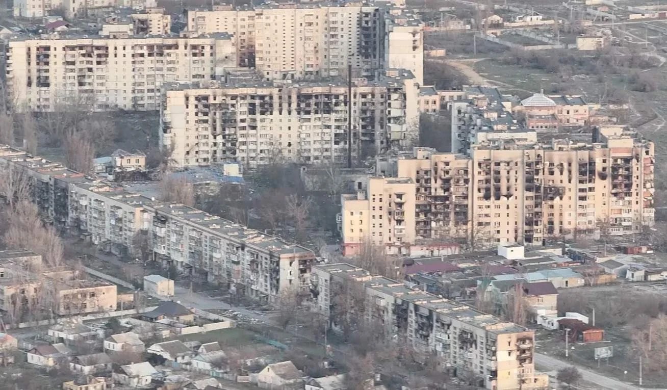 Străzi pustii din Oleșkî cu clădiri distruse și locuitori afectați de foamete și criză umanitară sub ocupație rusă severă | sursa foto: Adevarul Străzi pustii din Oleșkî cu clădiri distruse și locuitori afectați de foamete și criză umanitară sub ocupație rusă severă | sursa foto: Adevarul