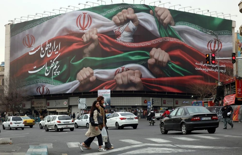 Forțe de securitate în echipament complet patrulează străzile pustii din Teheran, folosind difuzoare pentru avertismente în timpul protestelor Iran și represiuni. | sursa foto: Adevarul Forțe de securitate în echipament complet patrulează străzile pustii din Teheran, folosind difuzoare pentru avertismente în timpul protestelor Iran și represiuni. | sursa foto: Adevarul