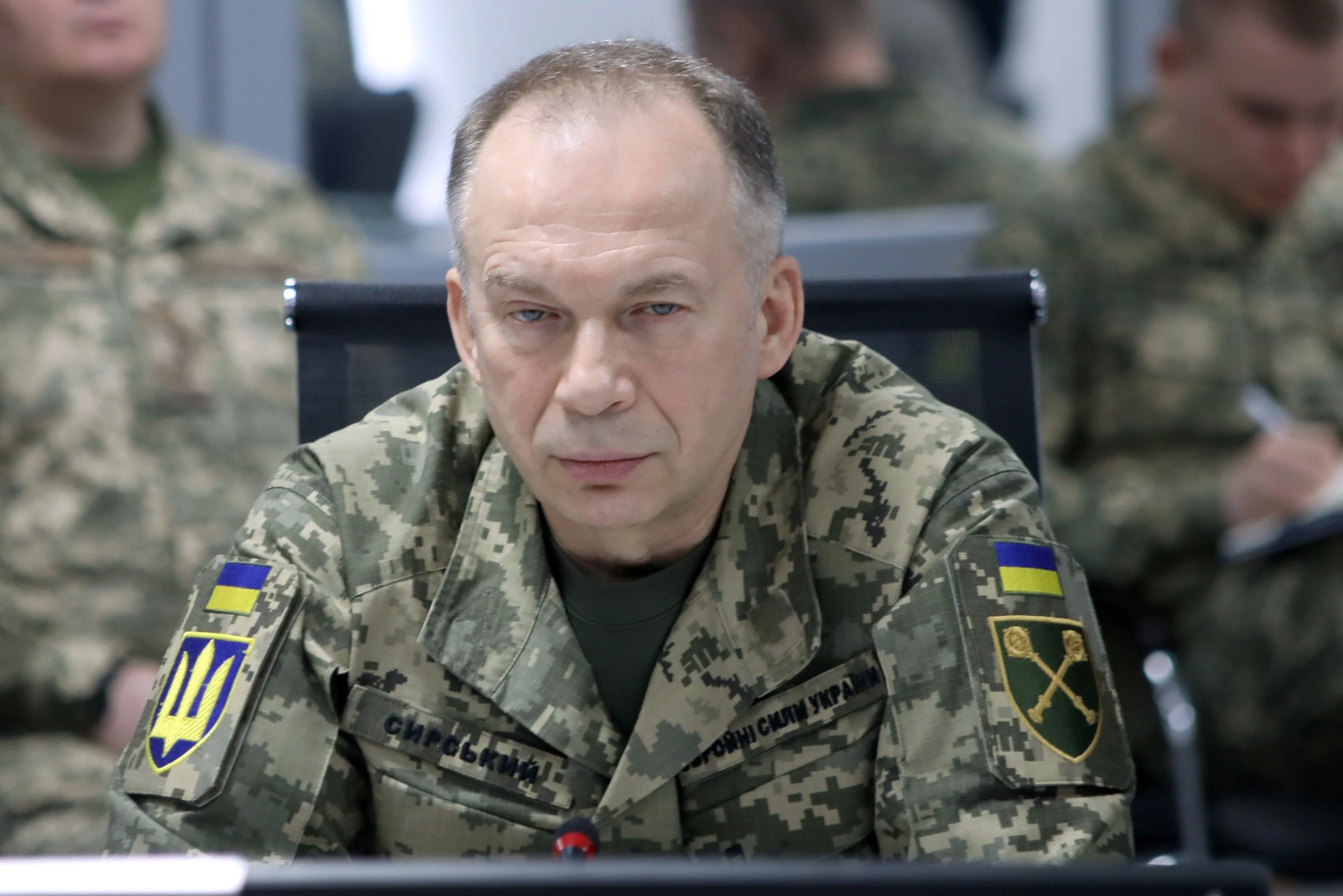 Generalul Oleksandr Sîrskîi discutând strategia Ucrainei privind mobilizarea militară și utilizarea dronelor militare în războiul Ucraina Rusia. | sursa foto: Adevarul Generalul Oleksandr Sîrskîi discutând strategia Ucrainei privind mobilizarea militară și utilizarea dronelor militare în războiul Ucraina Rusia. | sursa foto: Adevarul