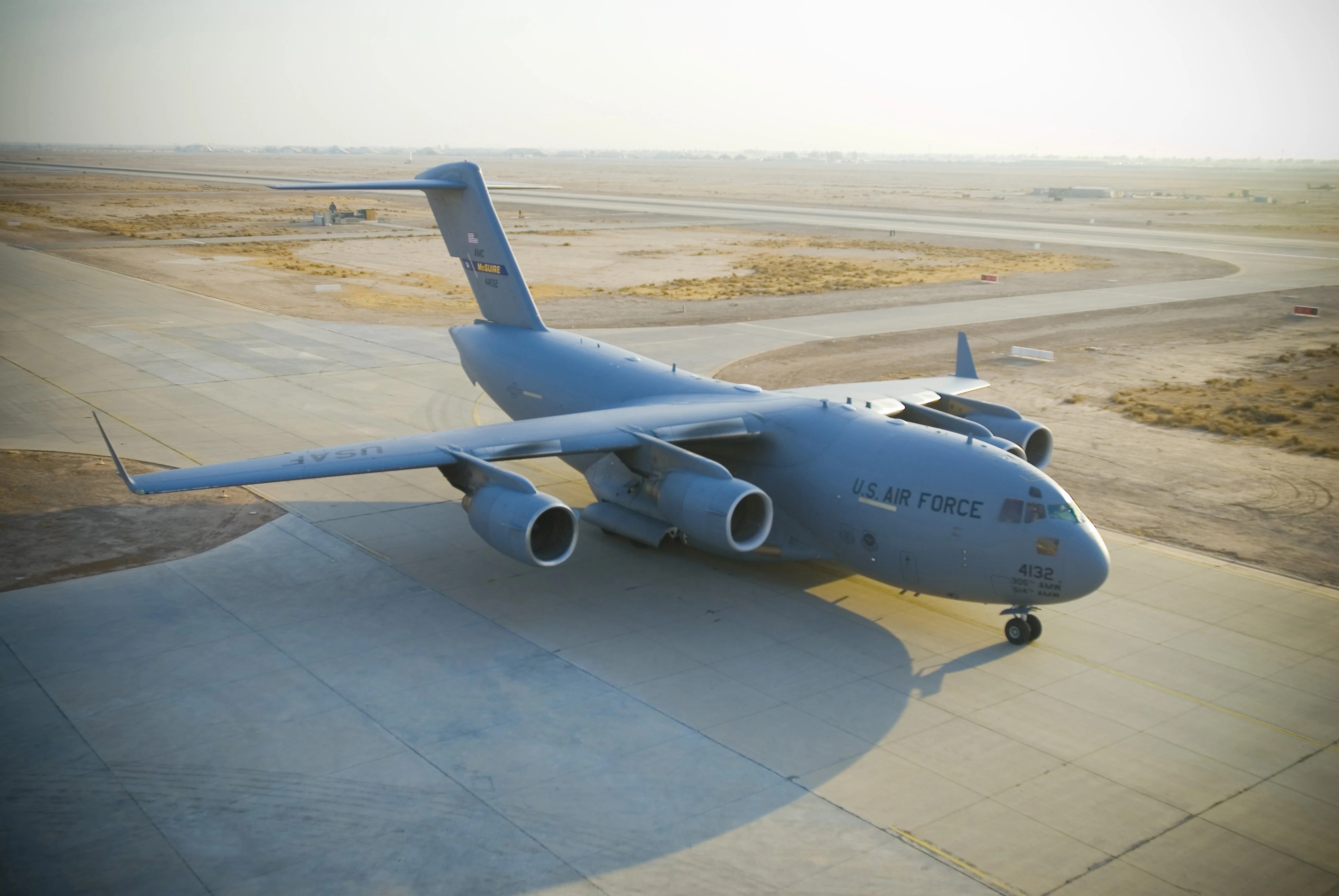 Avion militar CIA Boeing C-17 Globemaster III aterizând la Moscova pentru securitate oficiali, însoțit de escortă aeriană rusă Rossiya. | sursa foto: Adevarul Avion militar CIA Boeing C-17 Globemaster III aterizând la Moscova pentru securitate oficiali, însoțit de escortă aeriană rusă Rossiya. | sursa foto: Adevarul