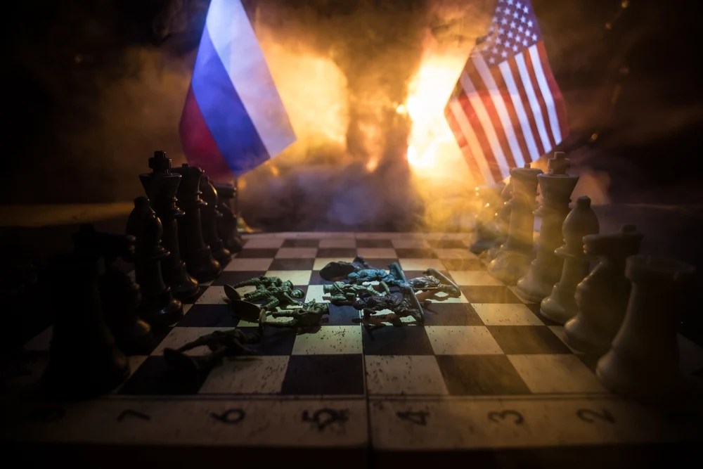Model de rachetă balistică intercontinentală americană în hangar militar, simbolizând arsenalul nuclear SUA și modernizarea armelor nucleare în contextul cursei înarmării nucleare. | sursa foto: Adevarul Model de rachetă balistică intercontinentală americană în hangar militar, simbolizând arsenalul nuclear SUA și modernizarea armelor nucleare în contextul cursei înarmării nucleare. | sursa foto: Adevarul