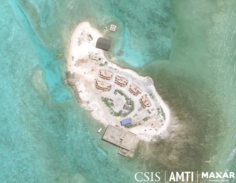 Insula artificială China construită la reciful Antelope în Marea Chinei de Sud, evidențiind disputa teritorială din zonă și structurile de pe insulă. | sursa foto: Adevarul Insula artificială China construită la reciful Antelope în Marea Chinei de Sud, evidențiind disputa teritorială din zonă și structurile de pe insulă. | sursa foto: Adevarul