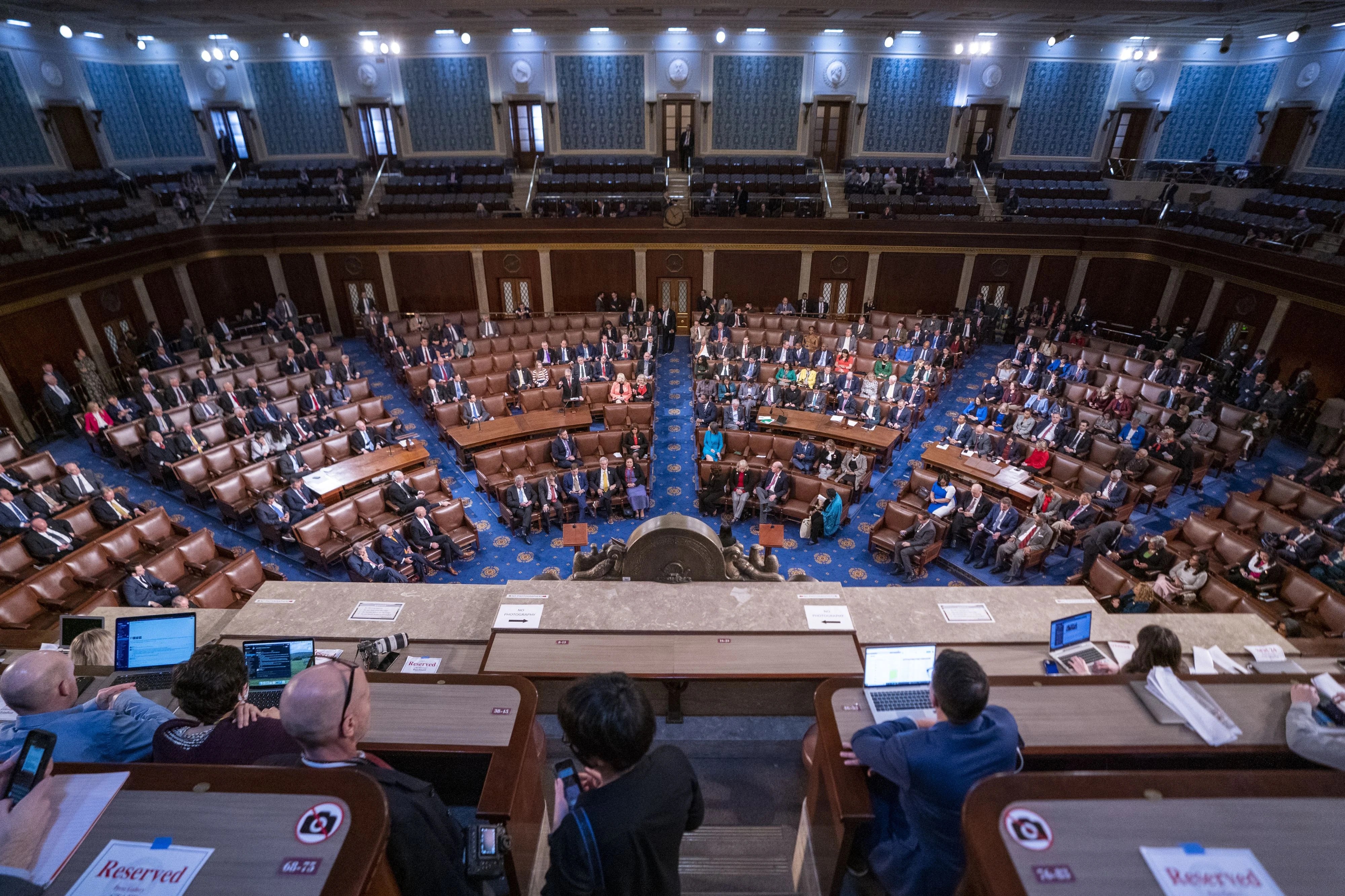 Congresmeni republicani dezbătând în plen votul pentru ajutor Ucraina și sancțiuni Rusia în sala de ședințe a Congresului SUA | sursa foto: Adevarul Congresmeni republicani dezbătând în plen votul pentru ajutor Ucraina și sancțiuni Rusia în sala de ședințe a Congresului SUA | sursa foto: Adevarul
