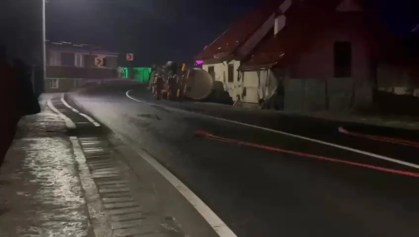 Autocisternă răsturnată pe marginea DN1 la Scoreiu, cu evacuare localnici și blocaj trafic din cauza accident cisternă gaz și intervenții de urgență | sursa foto: Adevarul Autocisternă răsturnată pe marginea DN1 la Scoreiu, cu evacuare localnici și blocaj trafic din cauza accident cisternă gaz și intervenții de urgență | sursa foto: Adevarul