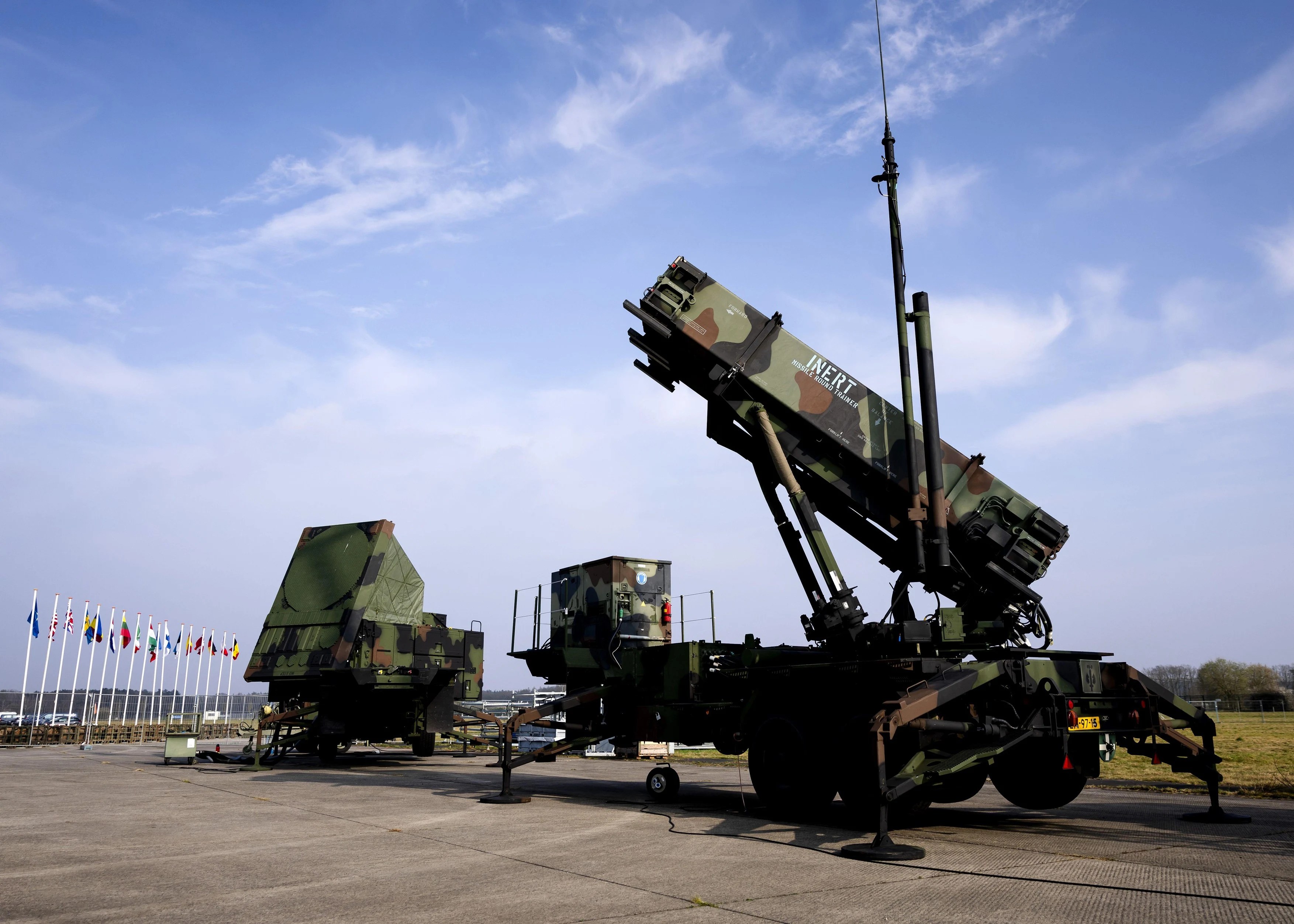 Sisteme de apărare aeriană americane Patriot instalate în Ucraina, evidențiind sprijinul SUA pentru arme Ucraina în fața agresiunii. | sursa foto: Adevarul Sisteme de apărare aeriană americane Patriot instalate în Ucraina, evidențiind sprijinul SUA pentru arme Ucraina în fața agresiunii. | sursa foto: Adevarul