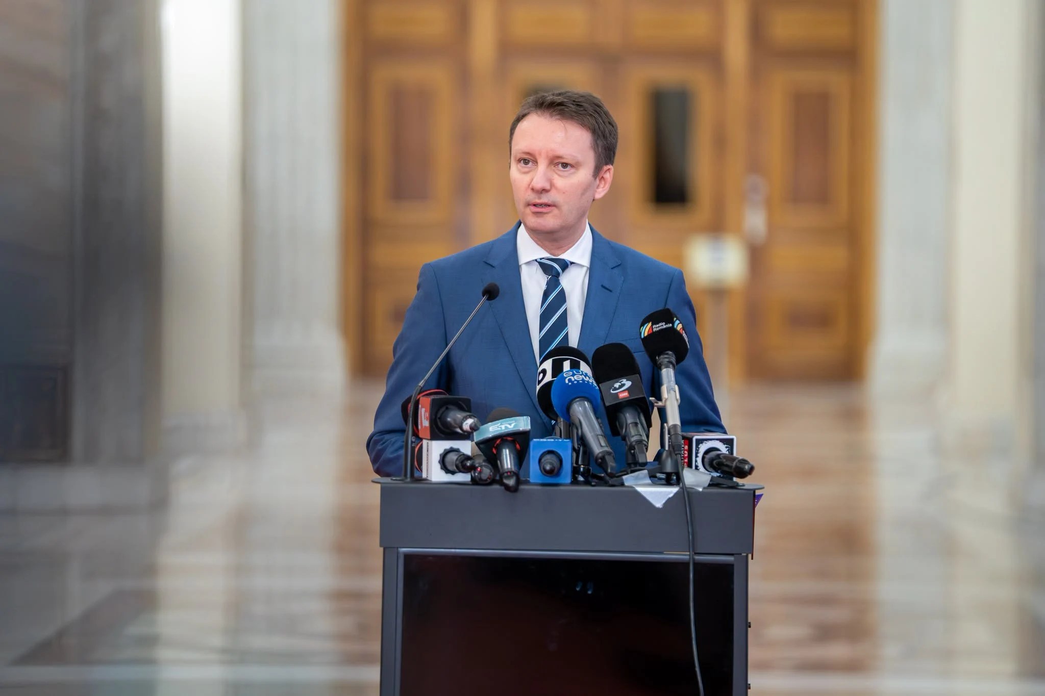 Siegfried Mureșan prezintă programul de guvernare înaintea depunerii documentului în Parlament și a votului de învestitură | sursa foto: Adevarul Siegfried Mureșan prezintă programul de guvernare înaintea depunerii documentului în Parlament și a votului de învestitură | sursa foto: Adevarul