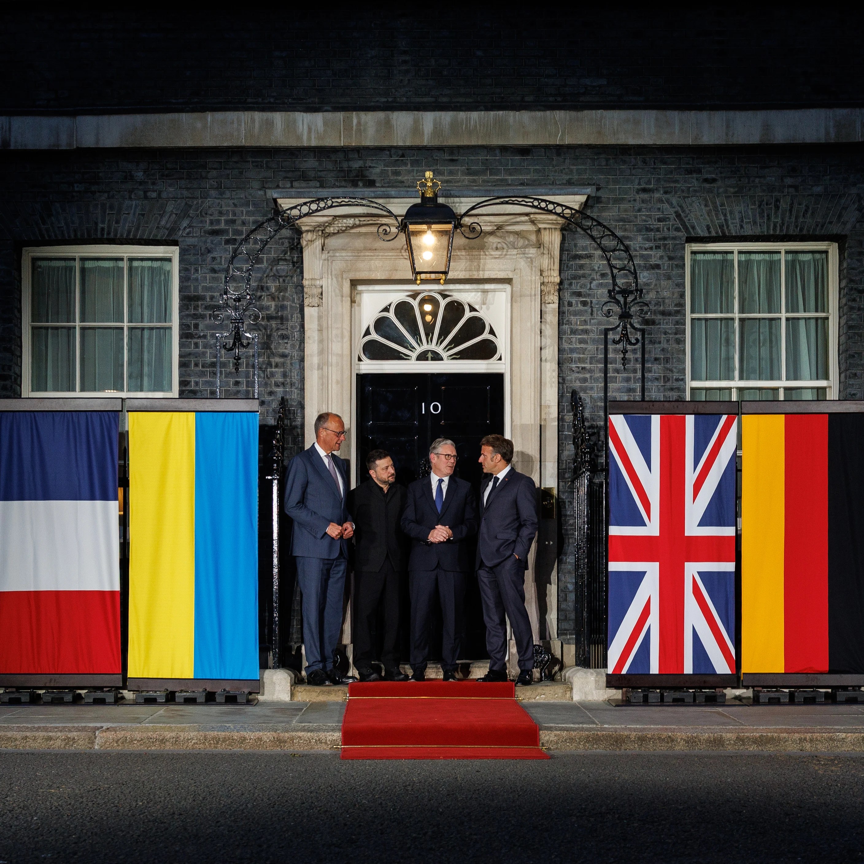 Volodimir Zelenski și liderii europeni discutând condițiile pentru pace Ucraina și armistițiu Rusia în negocieri pace oficiale la Londra | sursa foto: Adevarul Volodimir Zelenski și liderii europeni discutând condițiile pentru pace Ucraina și armistițiu Rusia în negocieri pace oficiale la Londra | sursa foto: Adevarul