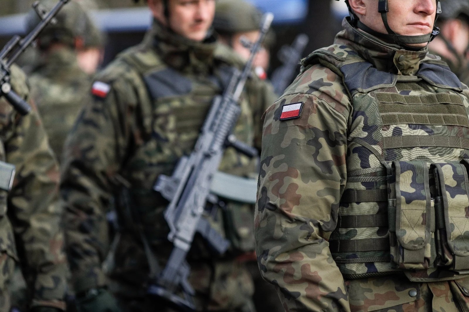 Batalion al armatei poloneze cu tancuri și drone militare în zbor, ilustrând reducerea tancurilor și creșterea dronelor militare. | sursa foto: Adevarul Batalion al armatei poloneze cu tancuri și drone militare în zbor, ilustrând reducerea tancurilor și creșterea dronelor militare. | sursa foto: Adevarul