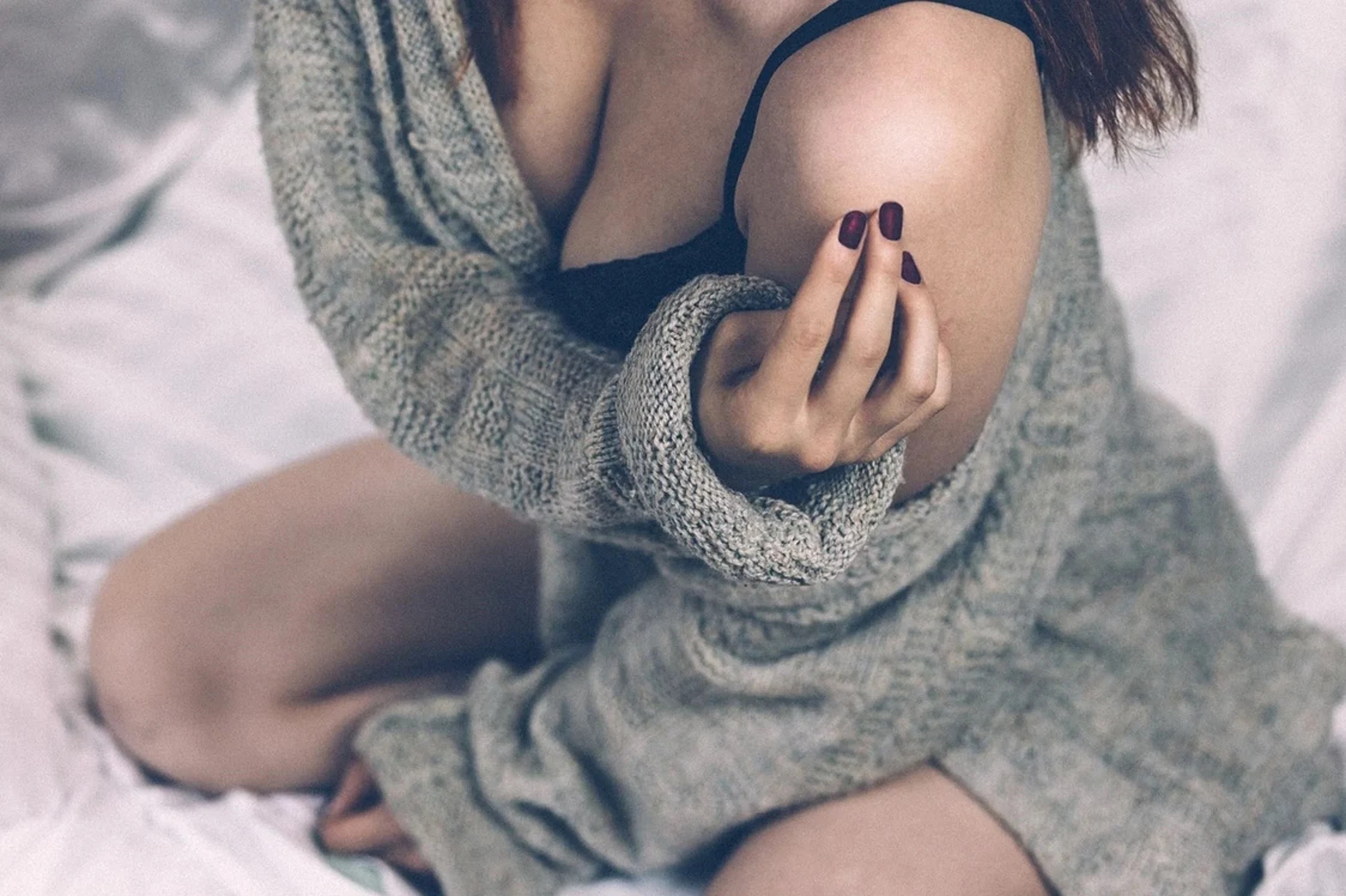 Tânăr reținut de polițiști în timpul percheziției DIICOT pentru trafic de minori și exploatare sexuală minoră cu droguri forțate. | sursa foto: Adevarul Tânăr reținut de polițiști în timpul percheziției DIICOT pentru trafic de minori și exploatare sexuală minoră cu droguri forțate. | sursa foto: Adevarul