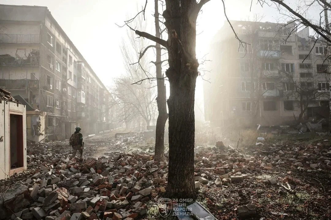 Soldați ruși infiltrați în districtul Berestovi din Kostiantinivka aplicând tactica militară Rusia pentru slăbirea apărării ucrainene. | sursa foto: Adevarul Soldați ruși infiltrați în districtul Berestovi din Kostiantinivka aplicând tactica militară Rusia pentru slăbirea apărării ucrainene. | sursa foto: Adevarul