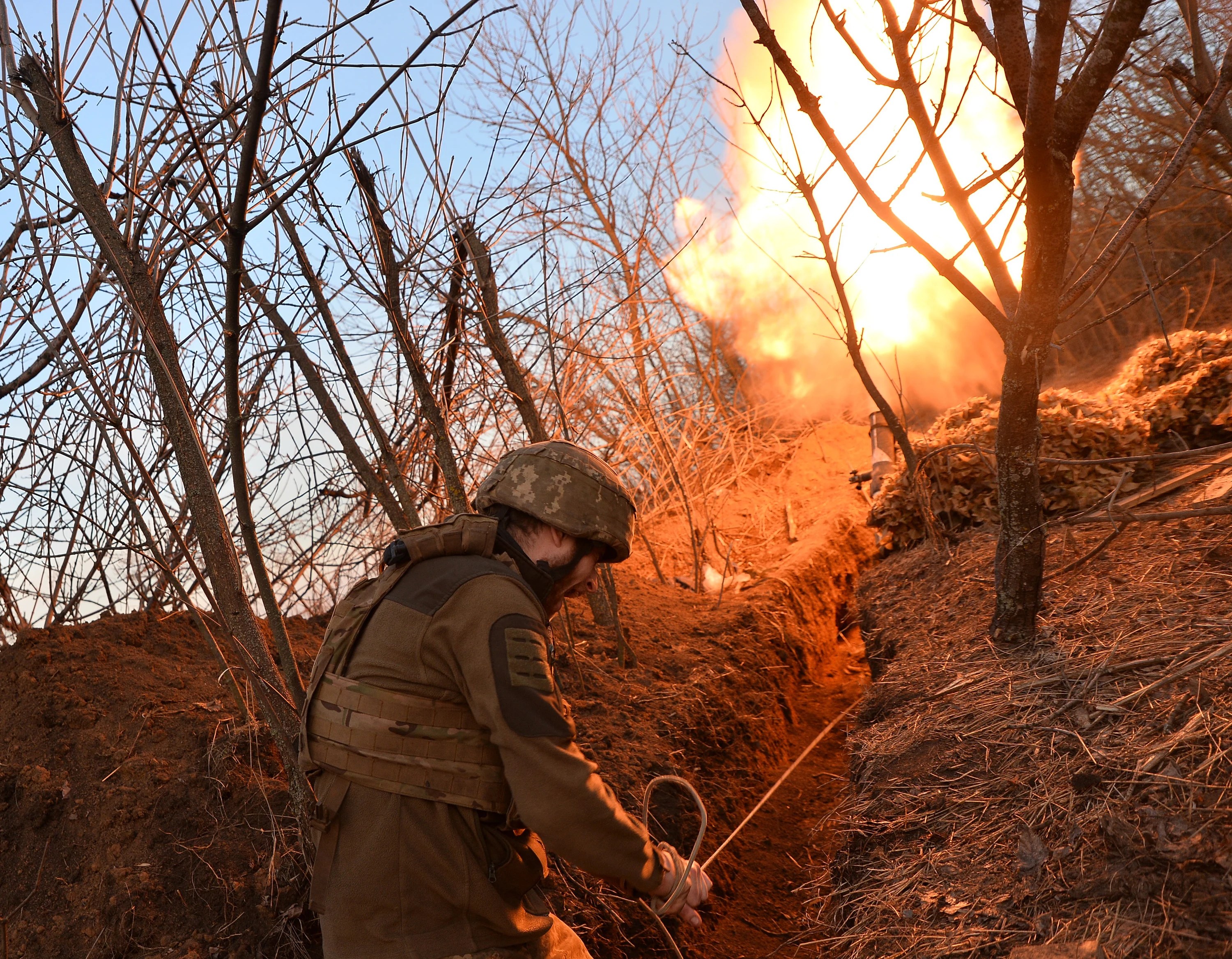 Infanterie ucraineană în tranșee înghețate folosind încălzitoare chimice sub uniformă, cu drone militare în zbor deasupra pozițiilor. | sursa foto: Adevarul Infanterie ucraineană în tranșee înghețate folosind încălzitoare chimice sub uniformă, cu drone militare în zbor deasupra pozițiilor. | sursa foto: Adevarul