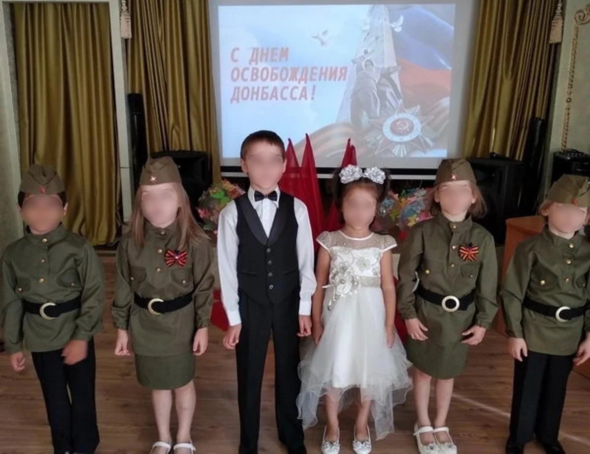 Copii ucraineni deportați în Rusia purtând uniforme în internat, în proces de ștergere a identității culturale prin adopție forțată Rusia. | sursa foto: Adevarul Copii ucraineni deportați în Rusia purtând uniforme în internat, în proces de ștergere a identității culturale prin adopție forțată Rusia. | sursa foto: Adevarul